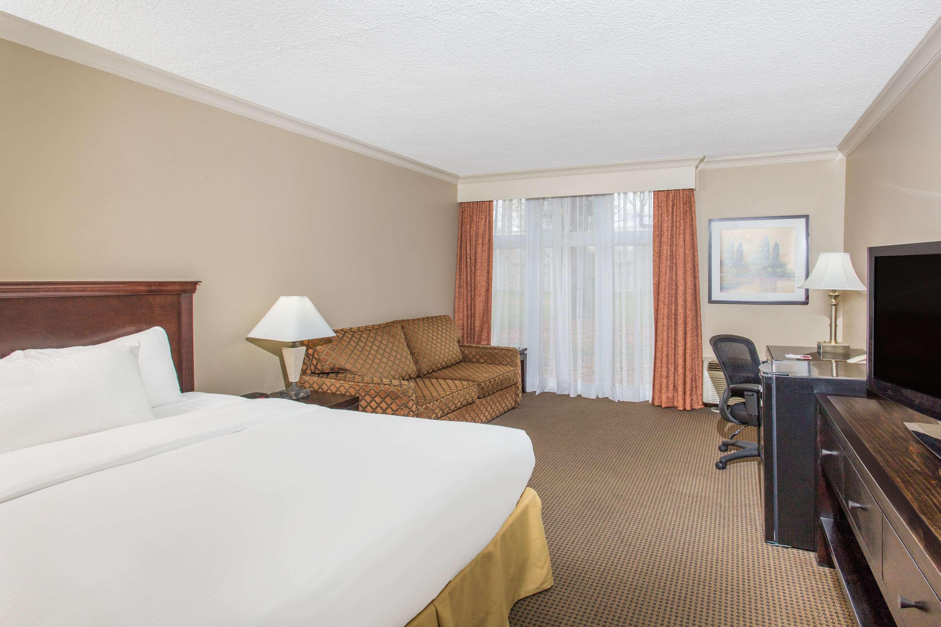 Ramada By Wyndham Cornwall Buitenkant foto