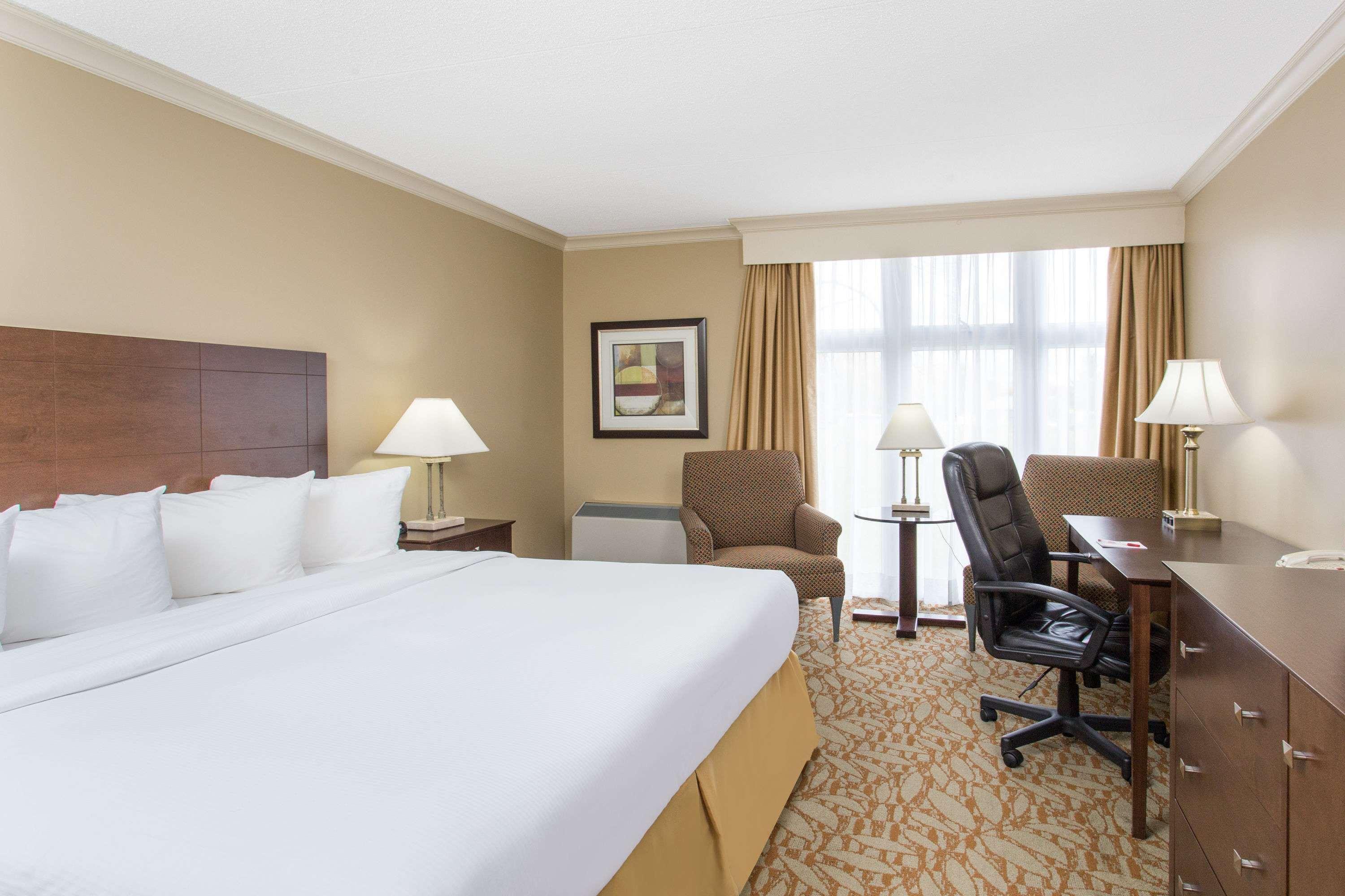 Ramada By Wyndham Cornwall Buitenkant foto