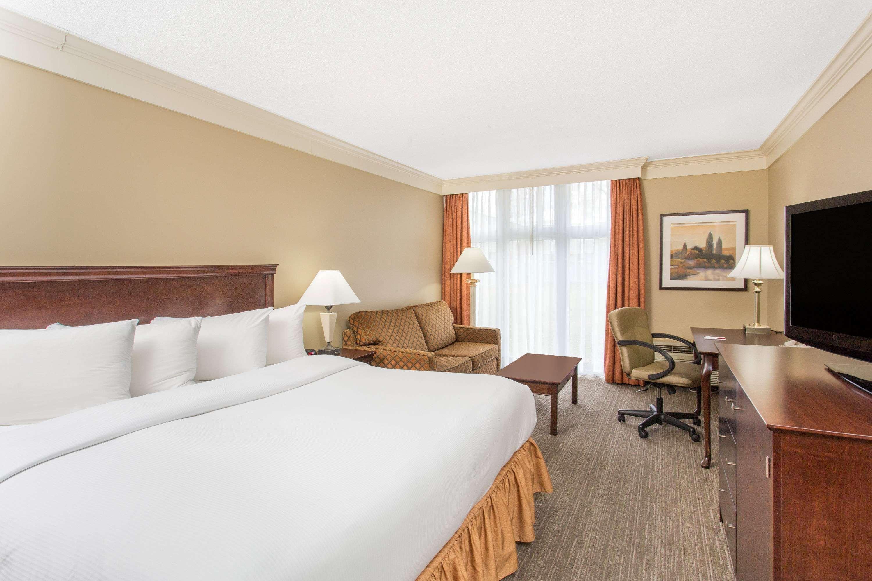 Ramada By Wyndham Cornwall Buitenkant foto