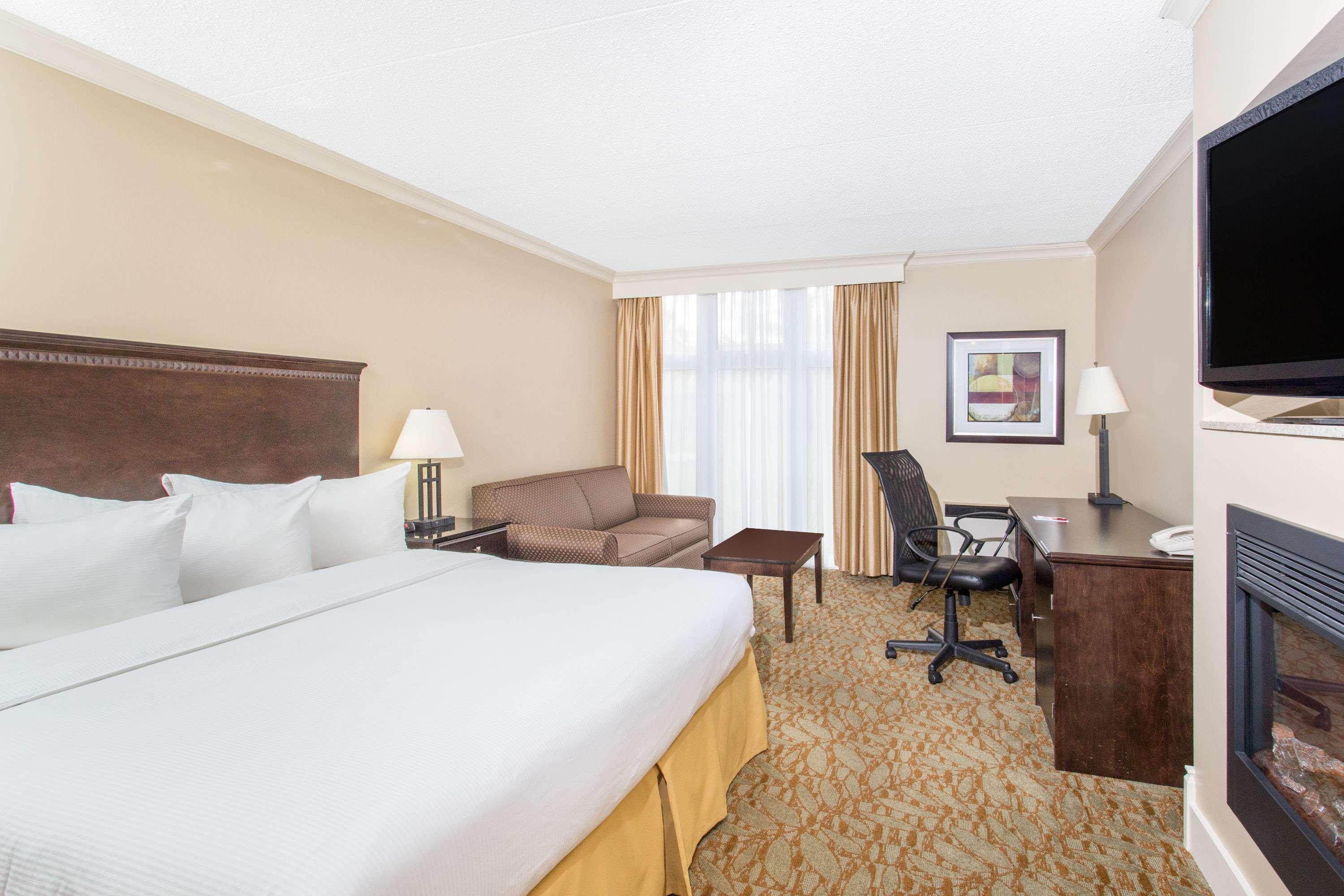 Ramada By Wyndham Cornwall Buitenkant foto