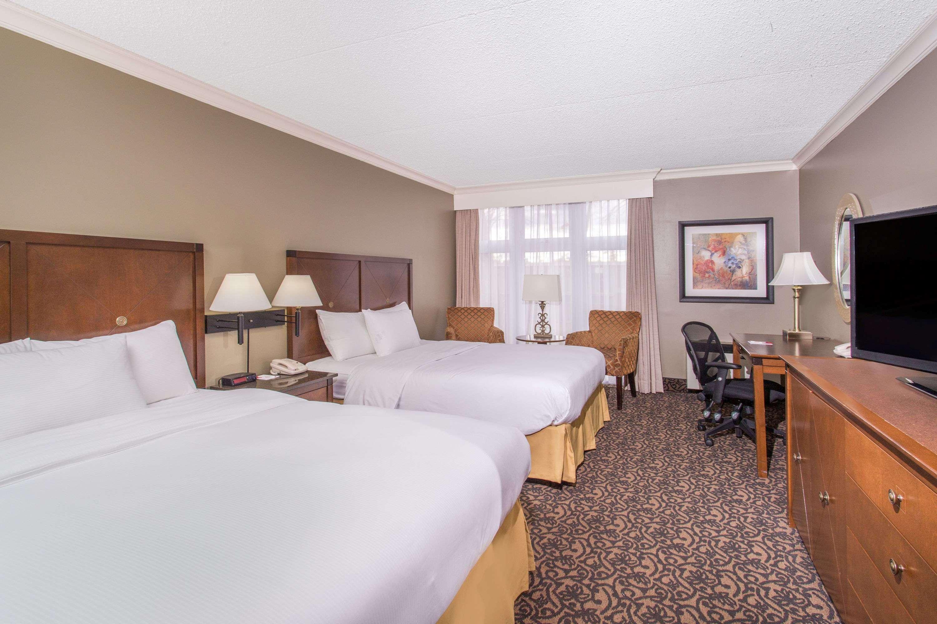 Ramada By Wyndham Cornwall Buitenkant foto