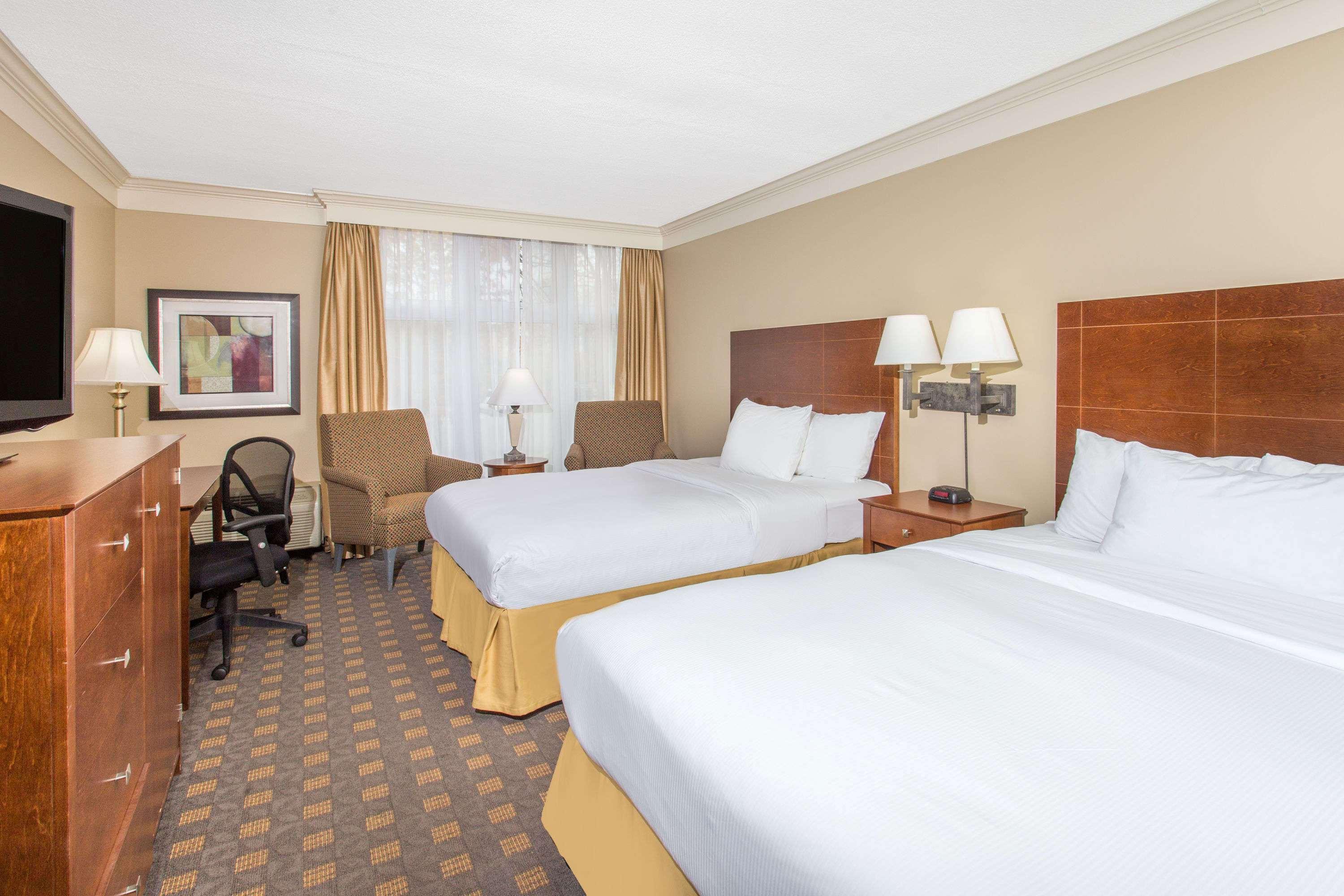 Ramada By Wyndham Cornwall Buitenkant foto