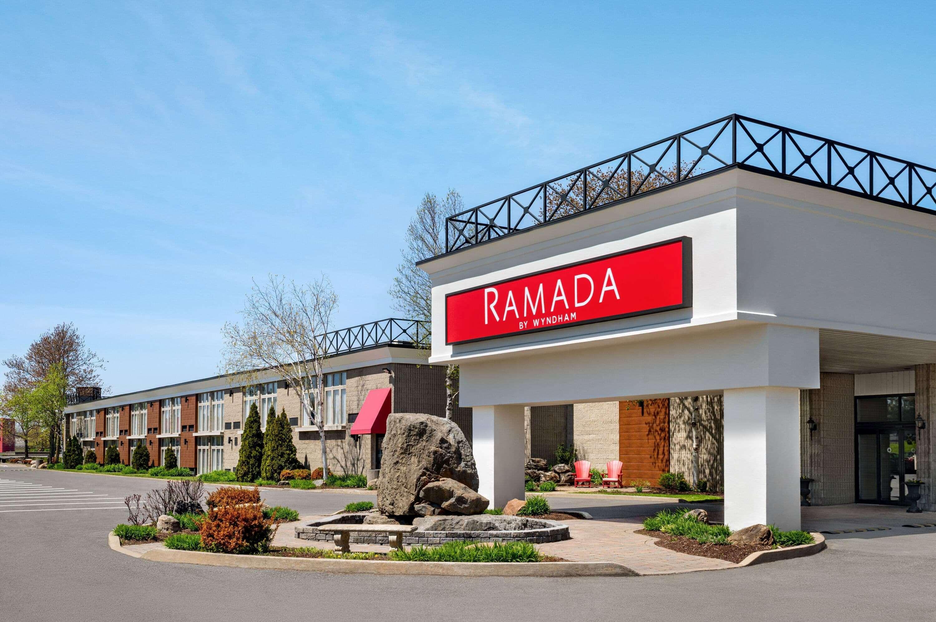 Ramada By Wyndham Cornwall Buitenkant foto