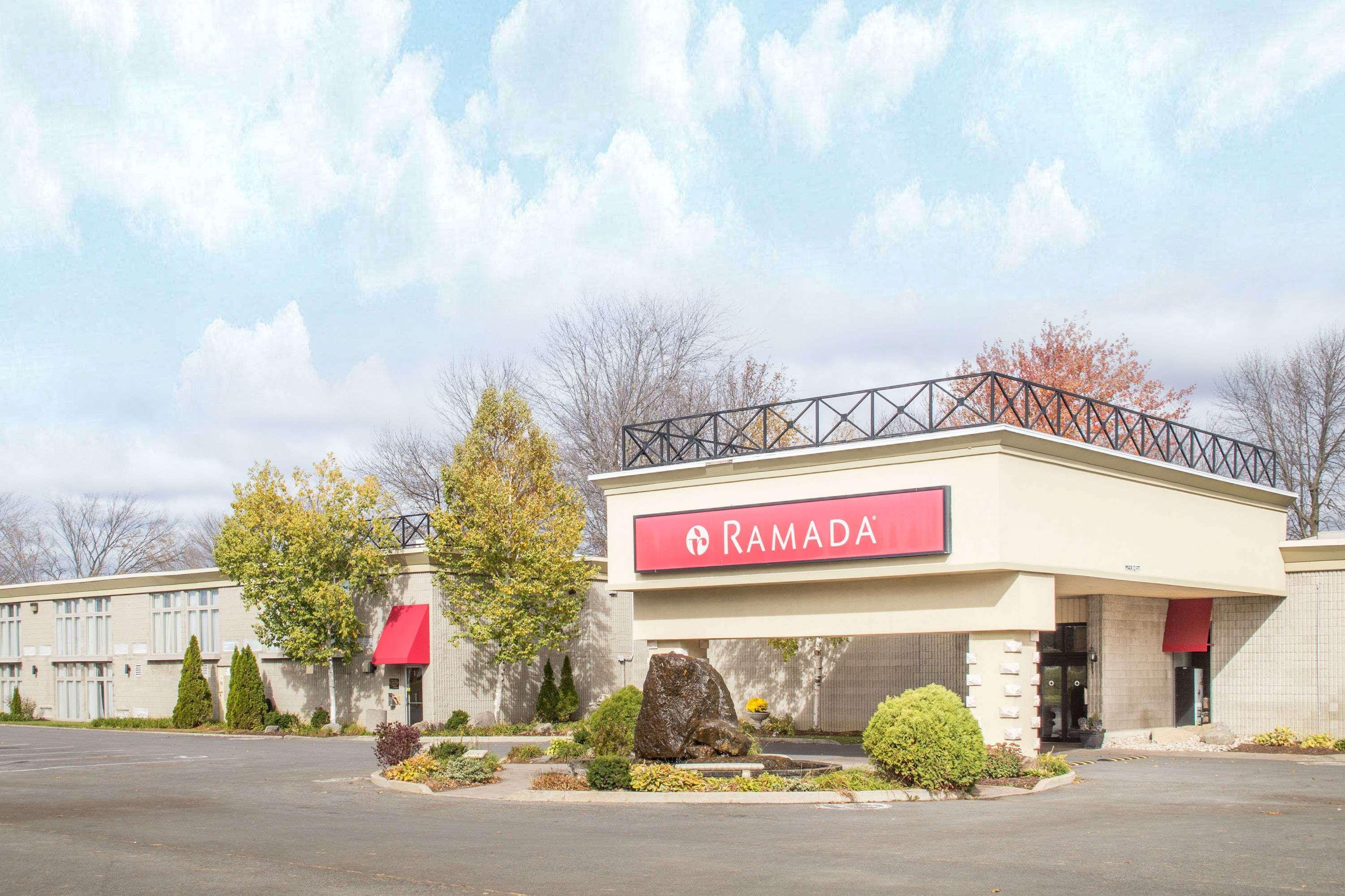 Ramada By Wyndham Cornwall Buitenkant foto