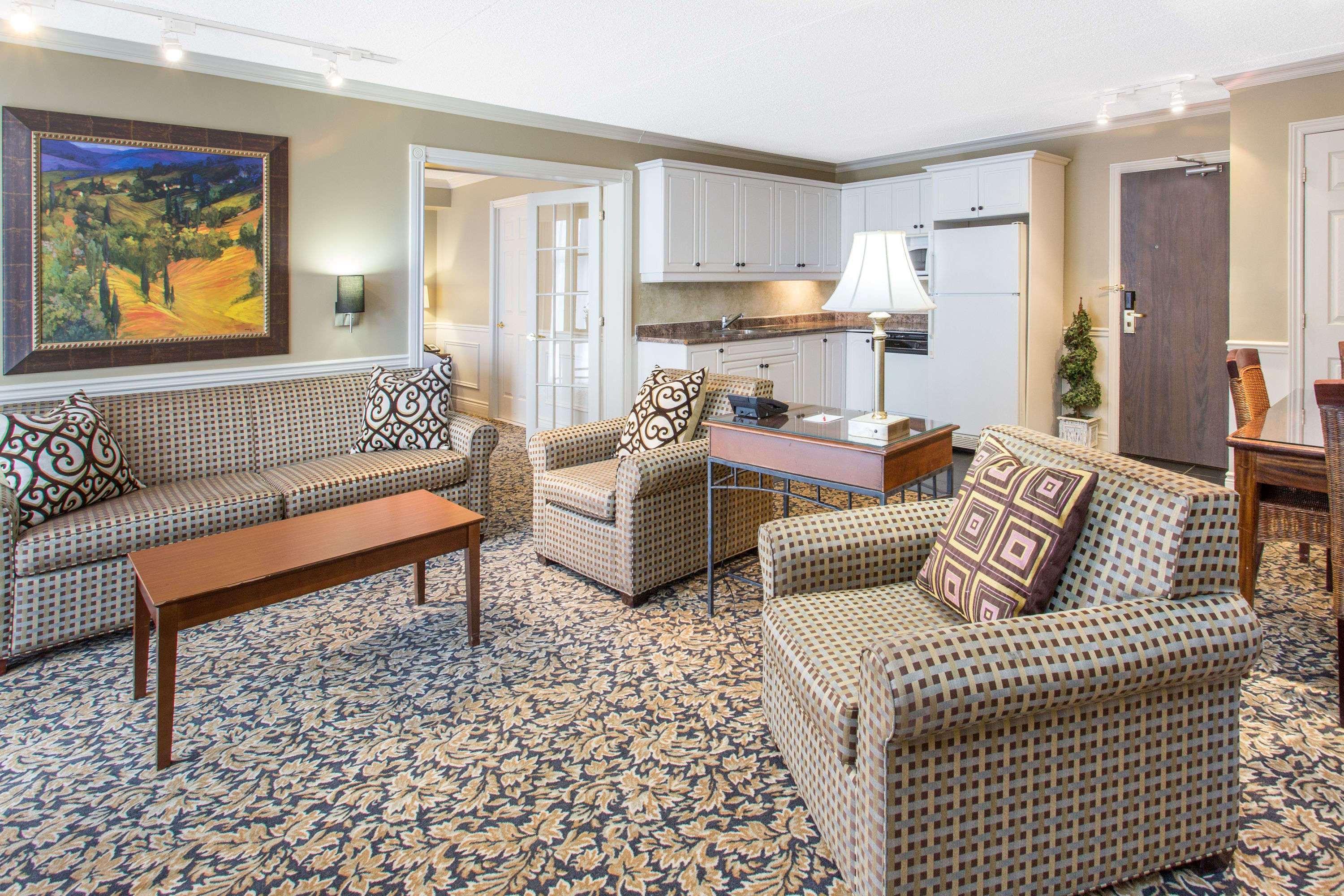 Ramada By Wyndham Cornwall Buitenkant foto