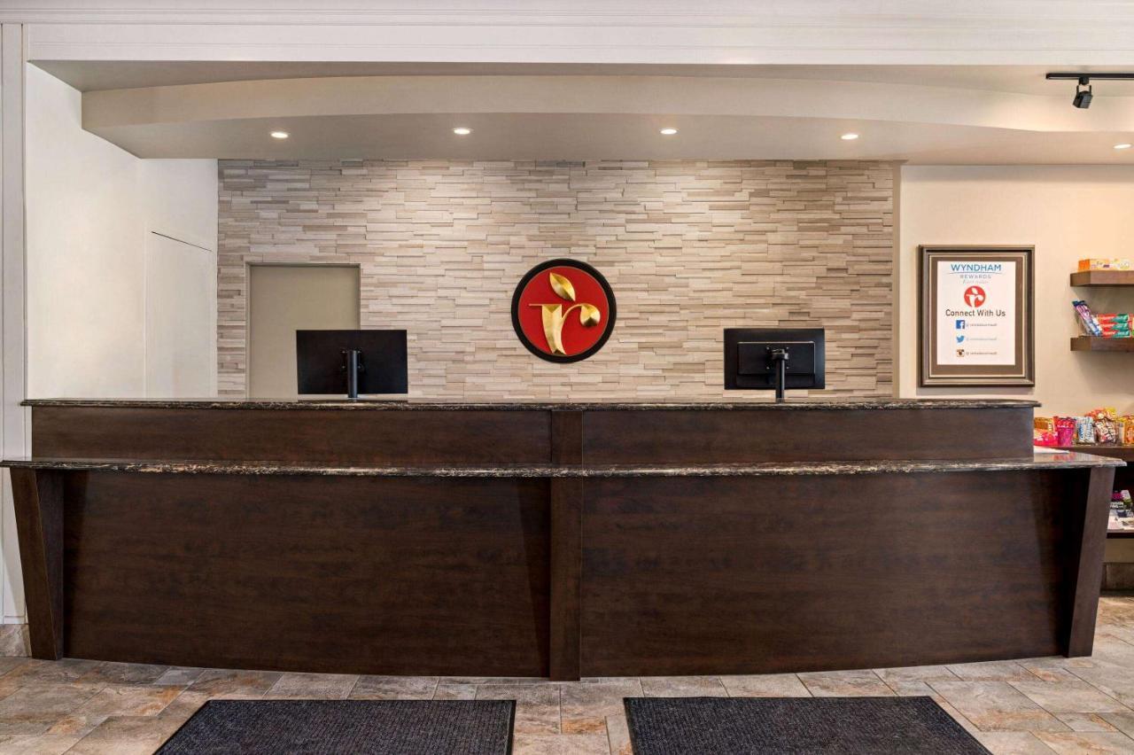 Ramada By Wyndham Cornwall Buitenkant foto