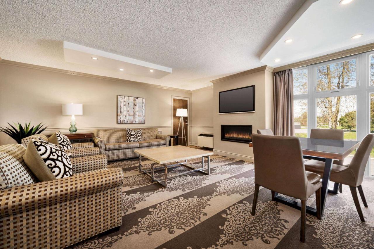 Ramada By Wyndham Cornwall Buitenkant foto