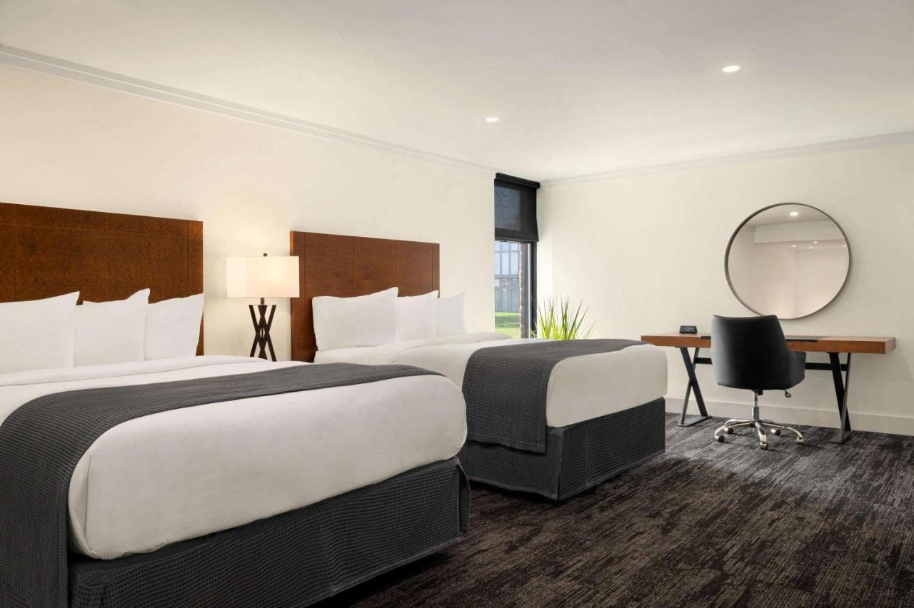 Ramada By Wyndham Cornwall Buitenkant foto