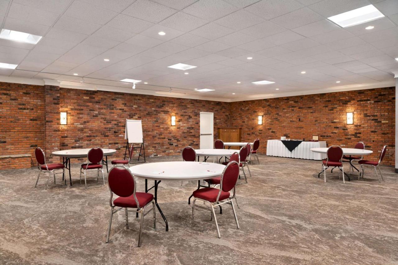 Ramada By Wyndham Cornwall Buitenkant foto