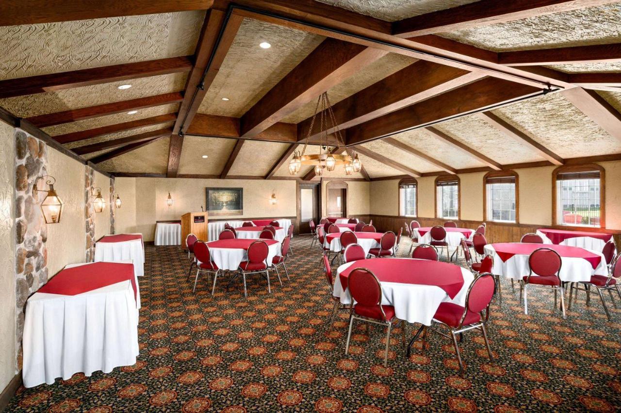 Ramada By Wyndham Cornwall Buitenkant foto