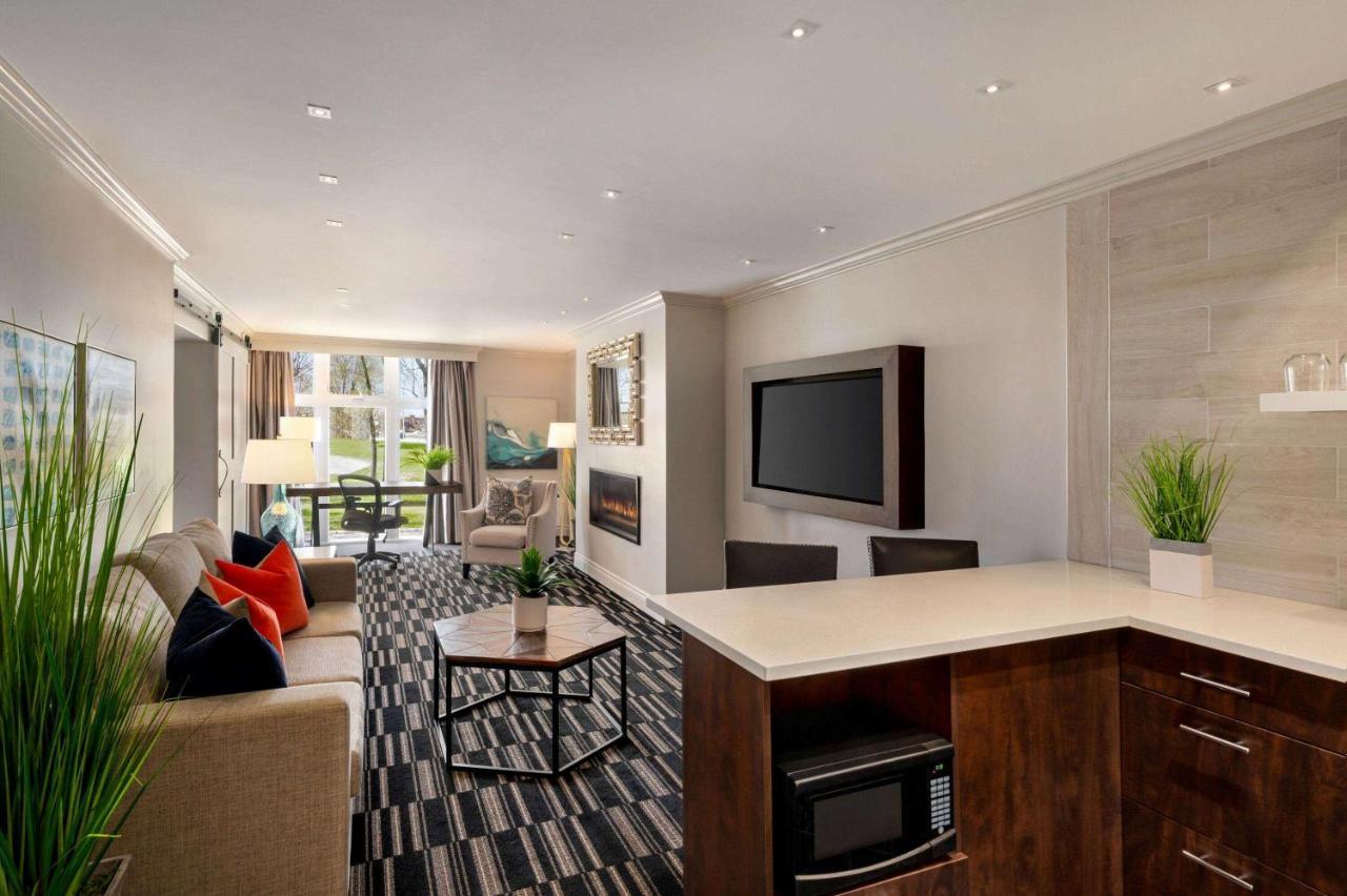 Ramada By Wyndham Cornwall Buitenkant foto
