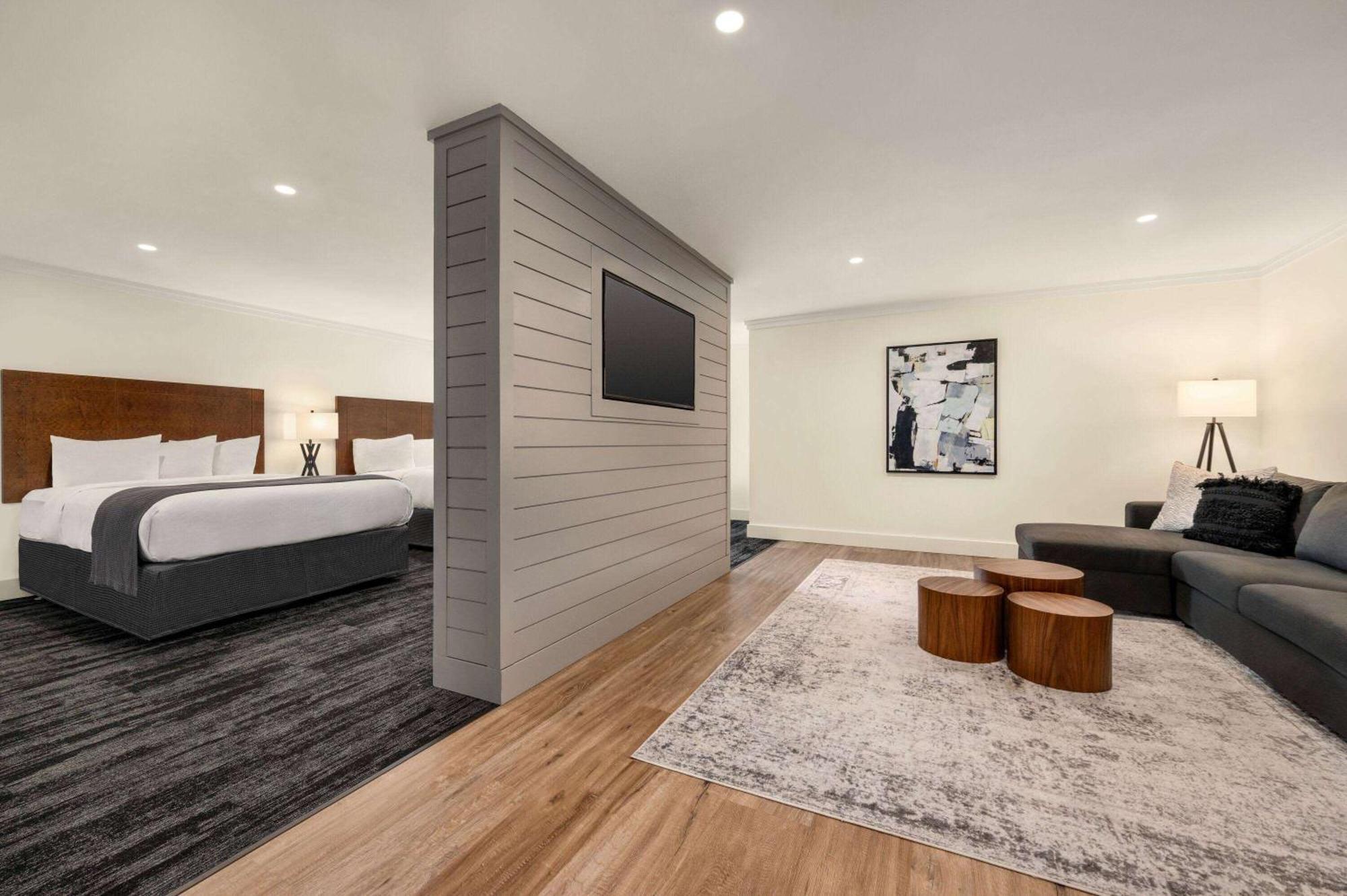 Ramada By Wyndham Cornwall Buitenkant foto