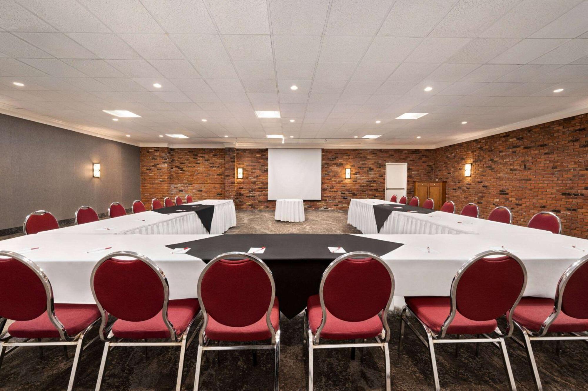 Ramada By Wyndham Cornwall Buitenkant foto
