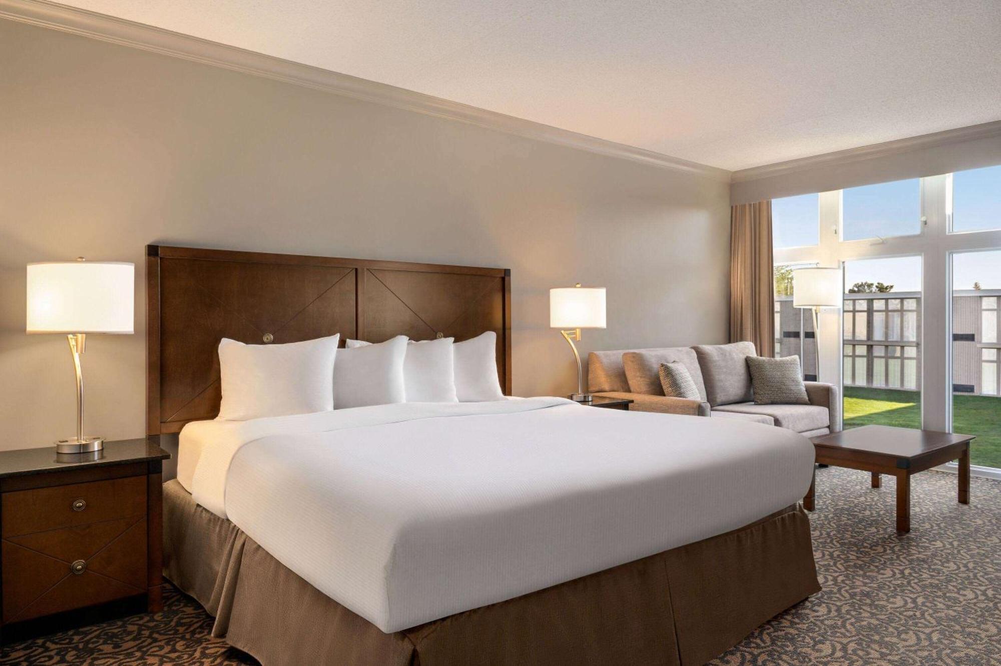 Ramada By Wyndham Cornwall Buitenkant foto