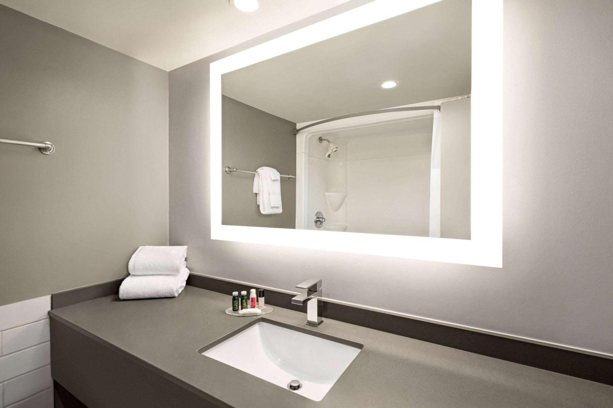 Ramada By Wyndham Cornwall Buitenkant foto