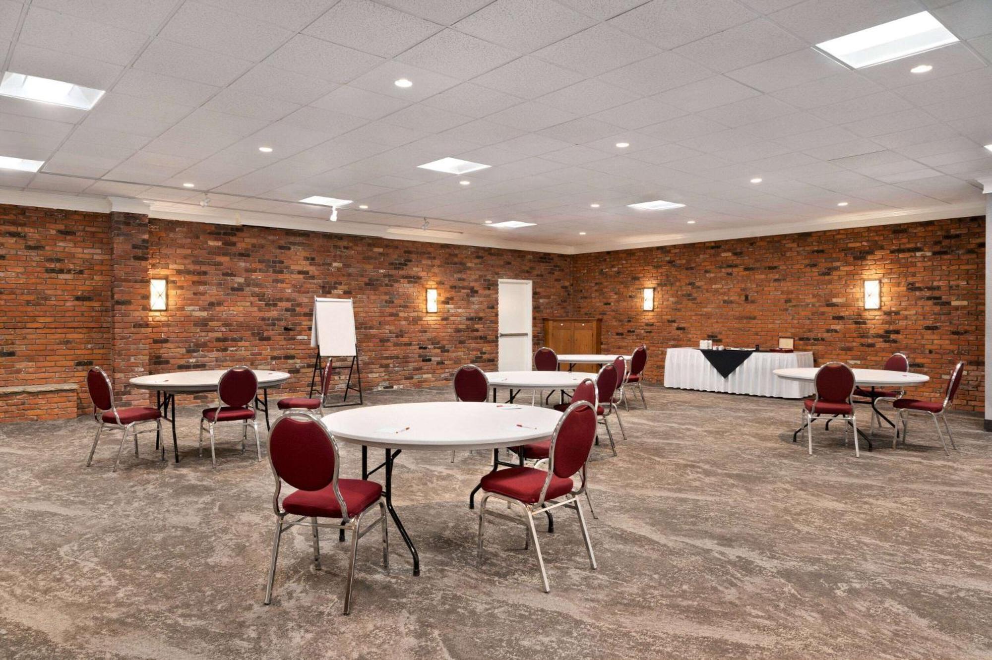 Ramada By Wyndham Cornwall Buitenkant foto