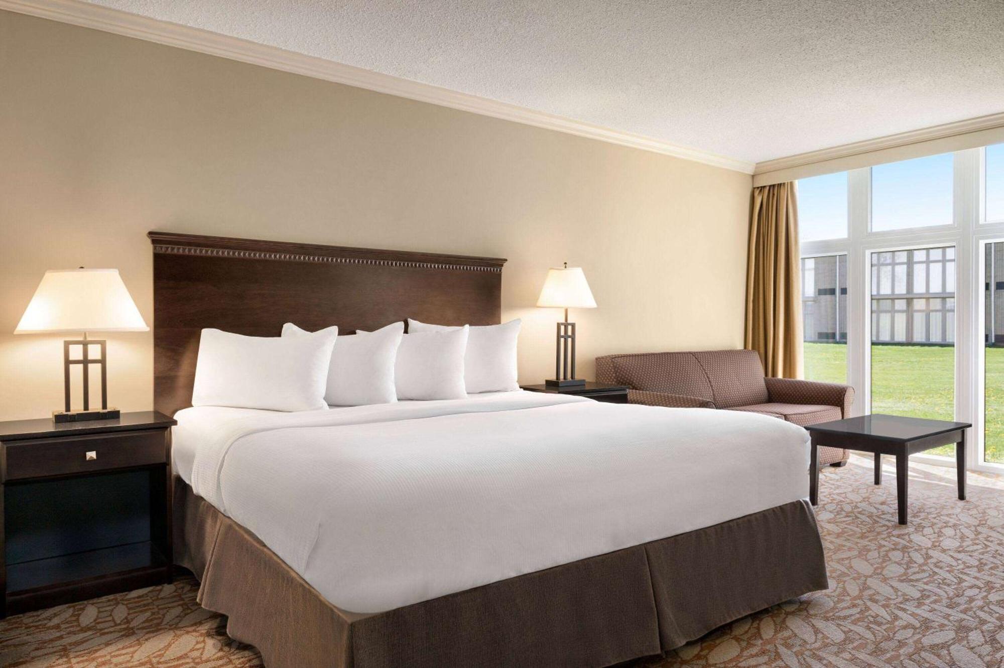 Ramada By Wyndham Cornwall Buitenkant foto