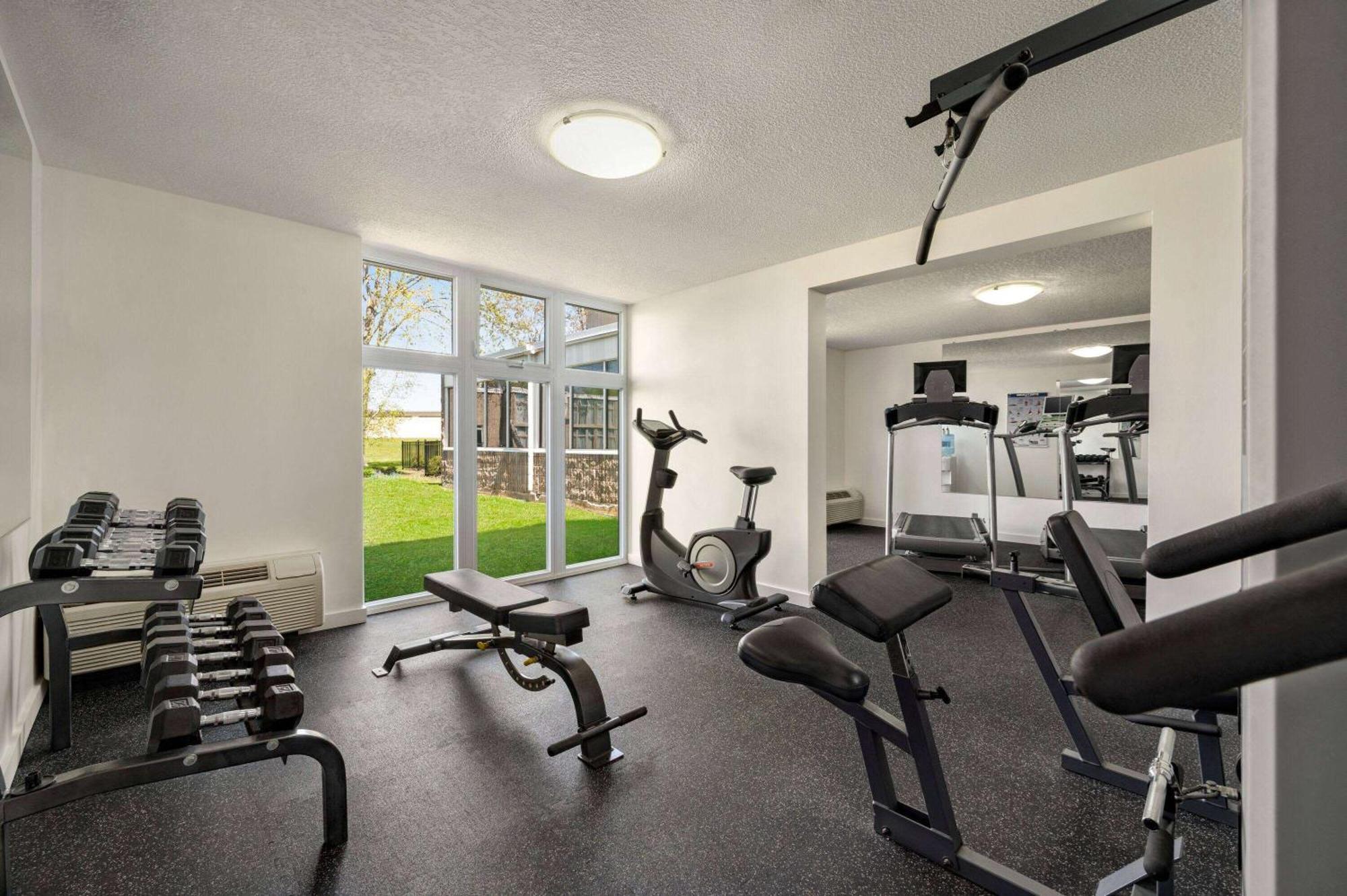 Ramada By Wyndham Cornwall Buitenkant foto