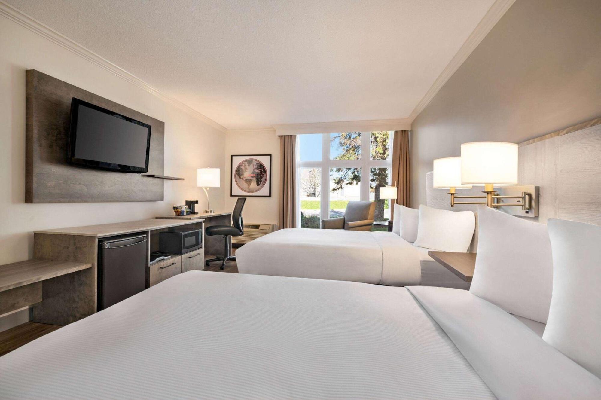 Ramada By Wyndham Cornwall Buitenkant foto