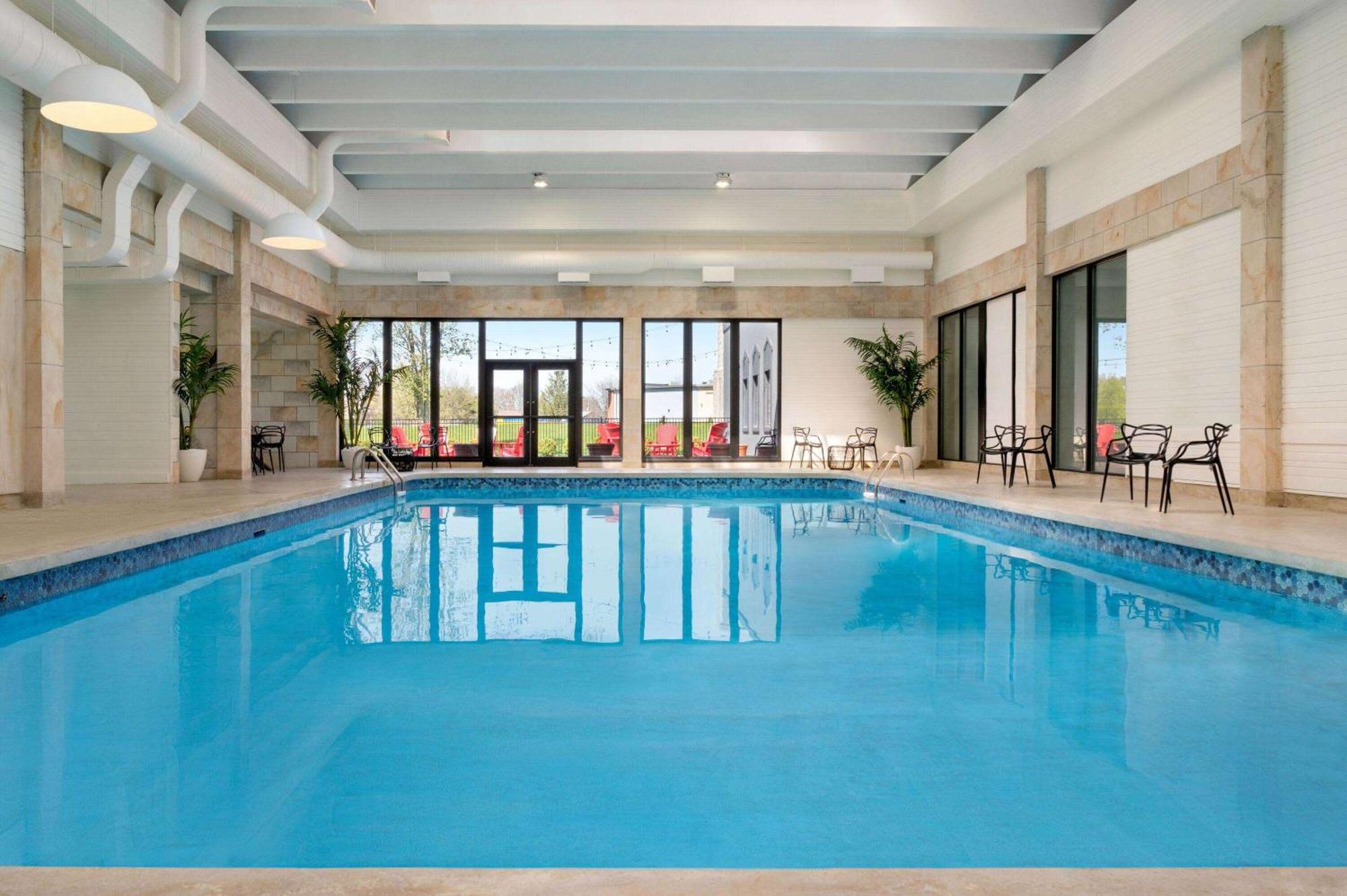 Ramada By Wyndham Cornwall Buitenkant foto