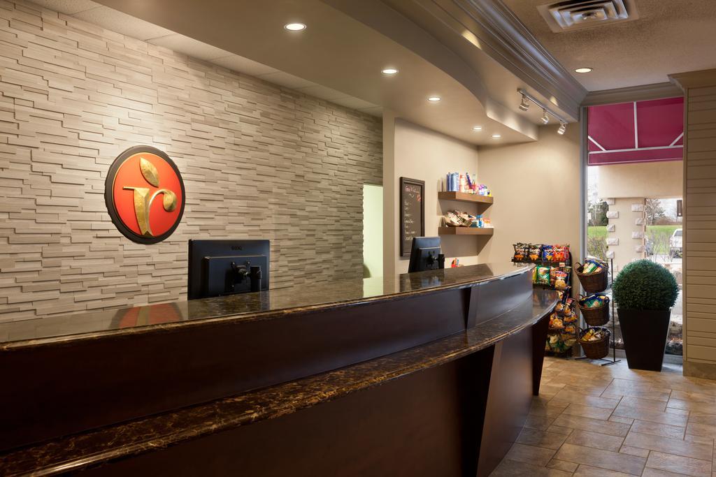 Ramada By Wyndham Cornwall Buitenkant foto