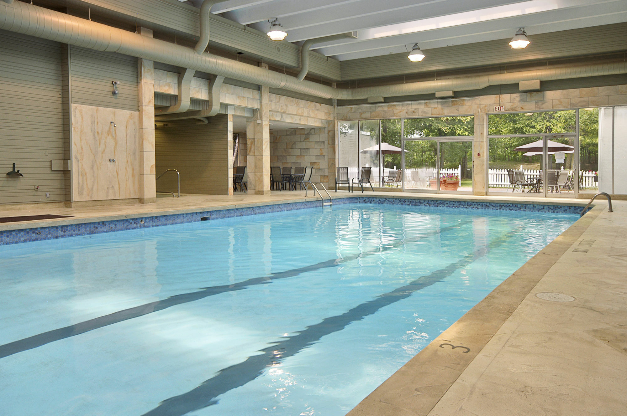 Ramada By Wyndham Cornwall Buitenkant foto